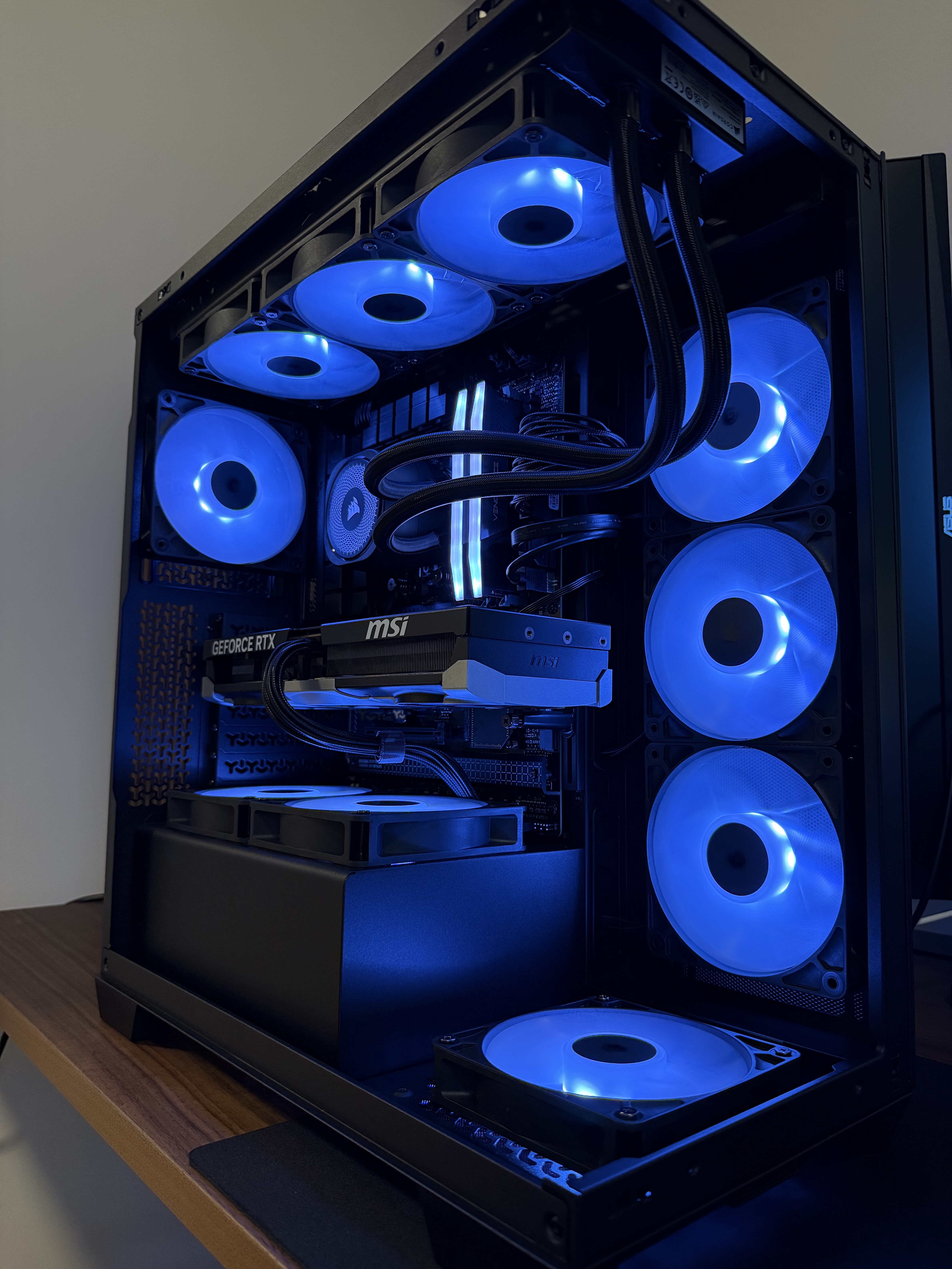 MSI Gaming Elite PC med Ryzen 7 7800X3D og RTX 5070 grafikkort optimeret til konkurrence FPS