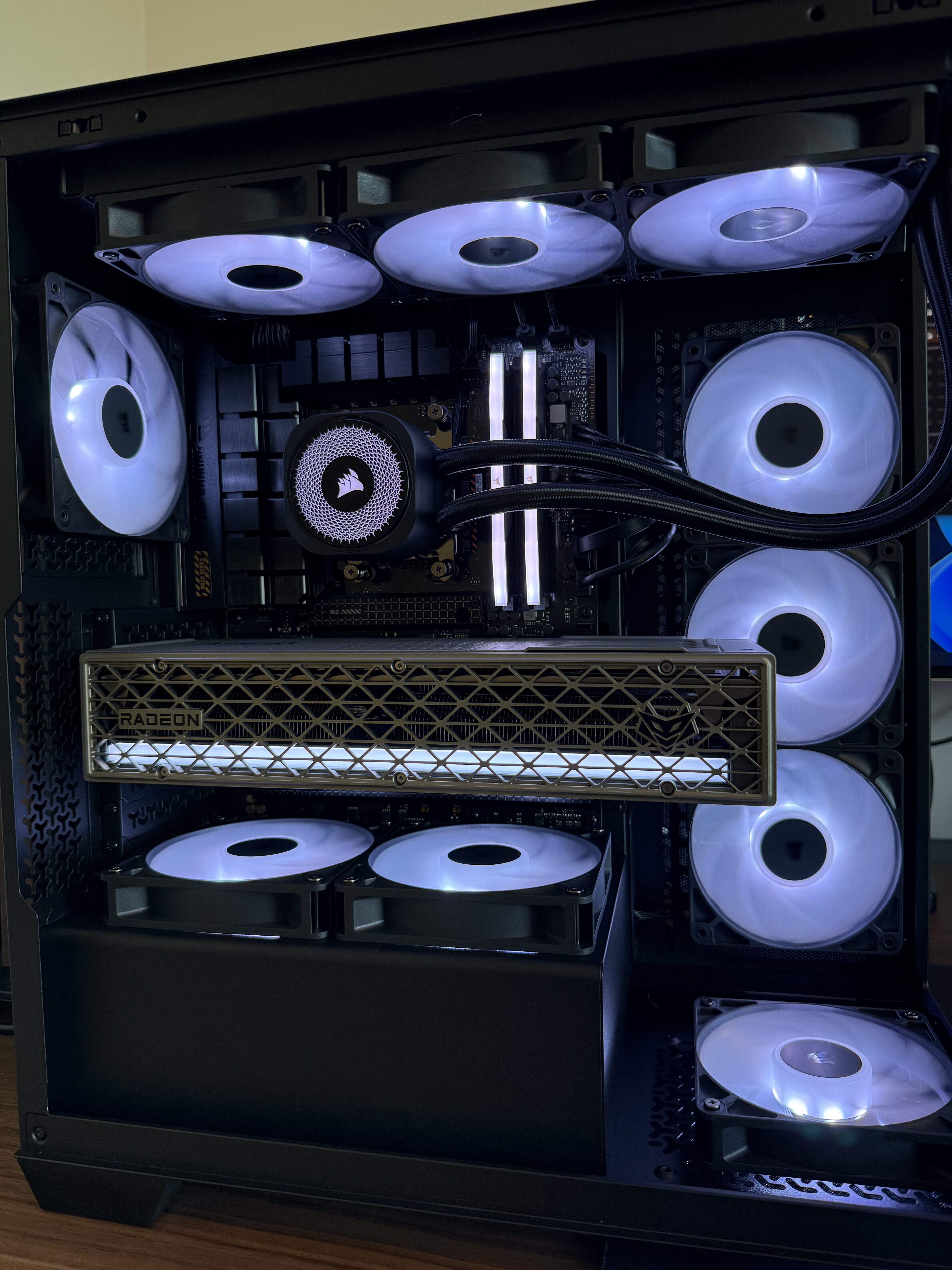 Nitro+ Beast gaming PC med Ryzen 7 7800X3D og RX 9070 XT grafikkort med RGB belysning