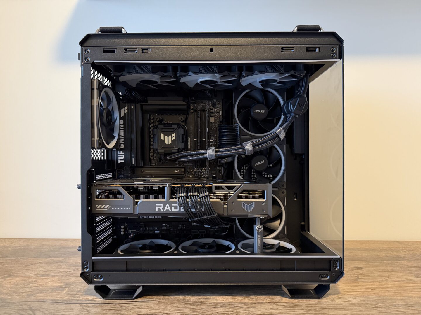 TUF Horizon Elite - Glaspanel sideview