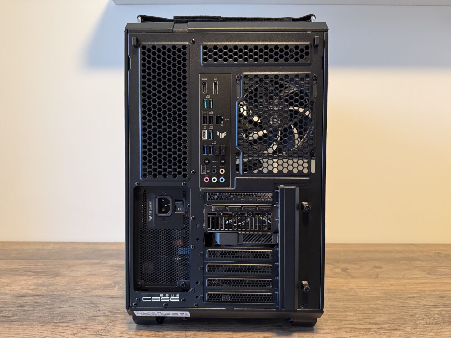 TUF Horizon Elite - Premium kabelføring bagside