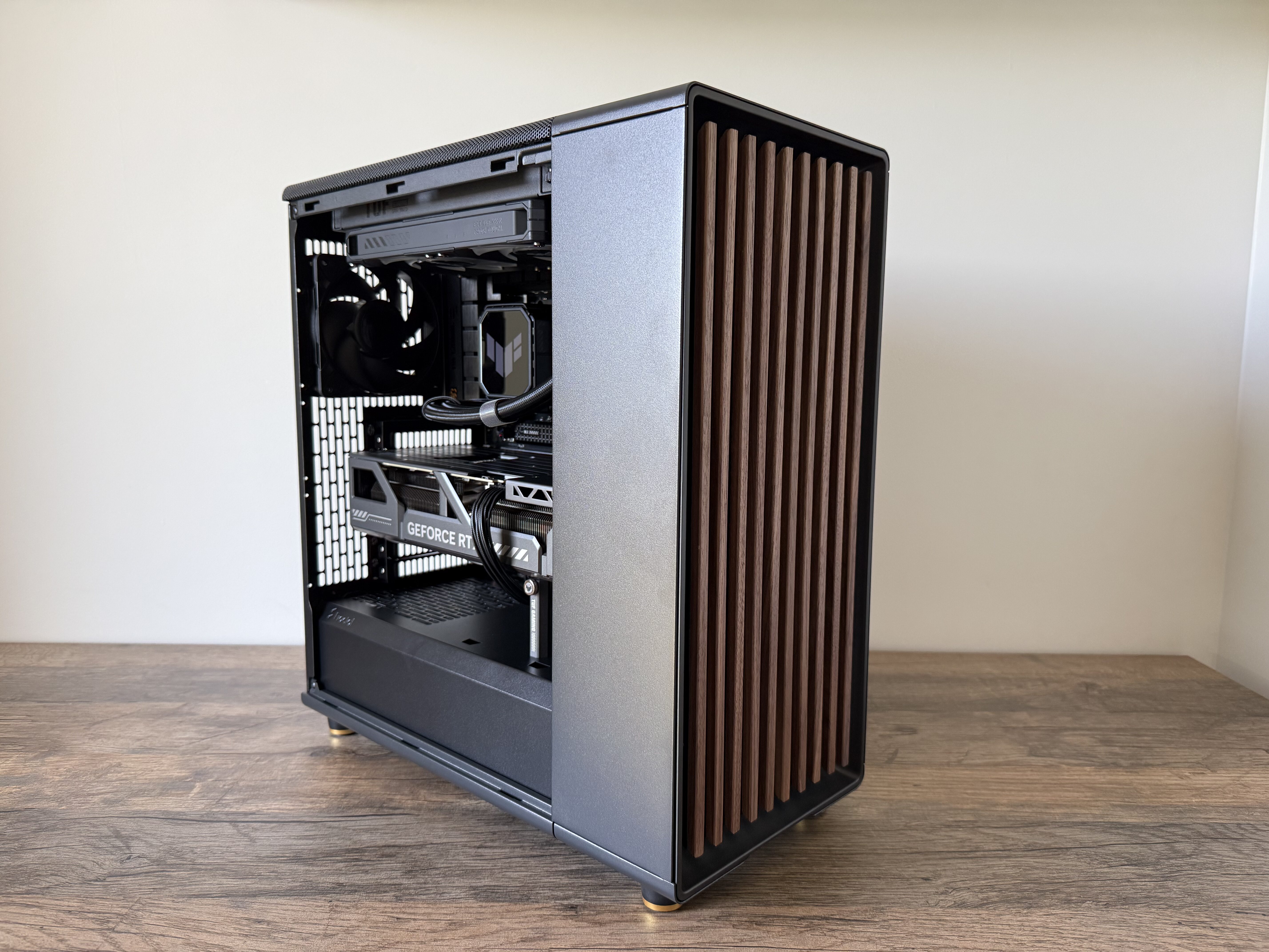 Nordic Pro RTX V2 gaming PC med Fractal North valnød kabinet